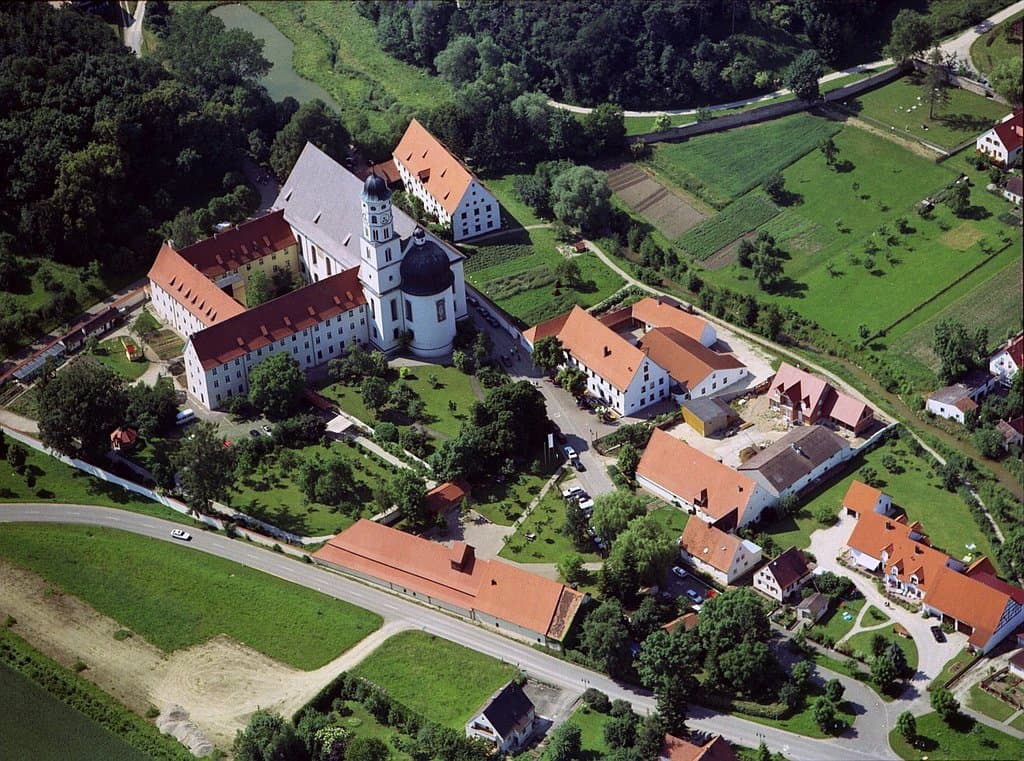 Blick von oben auf die Klosteranlage mit den beiden Museumsgebäuden.