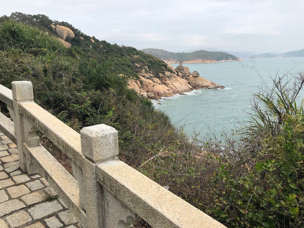 Mini Great Wall - hiking trail on Cheung Chau - view of the sea 