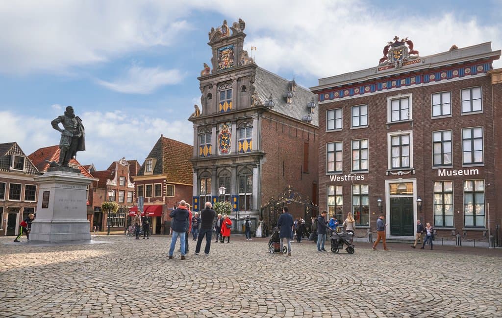 Het Westfries Museum, gezien vanaf het centrale plein Roode Steen in Hoorn