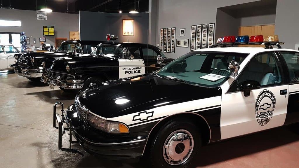 Historische und aktuelle Polizeiwagen