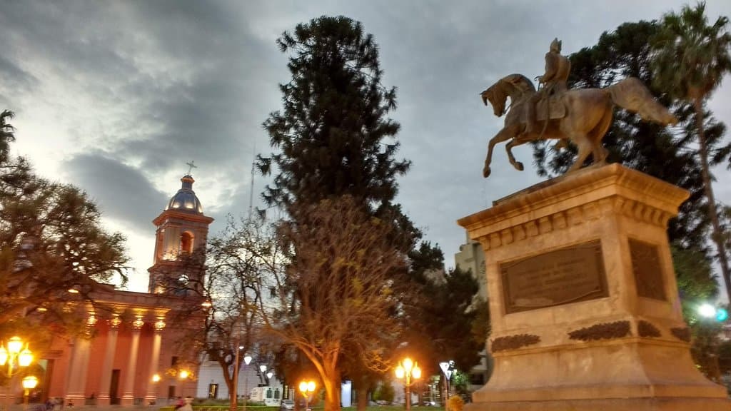 Estatua de San Martín y Catedral.