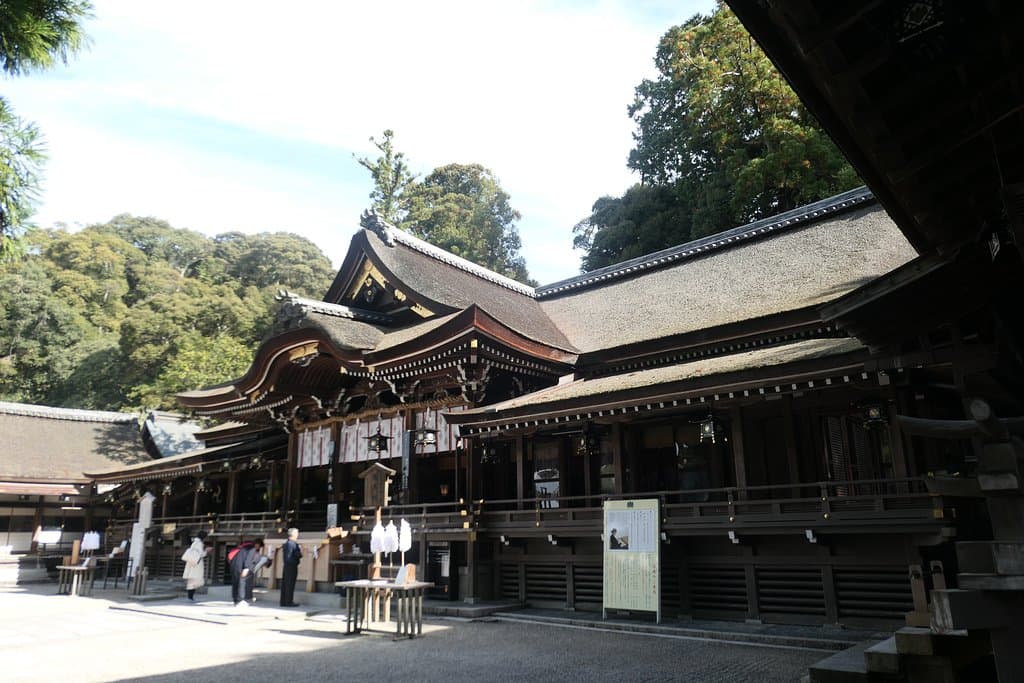 麓のある大神神社はこの三輪山を神体山として祀る神社で、原始新道(古神道)の形式を残す日本最古の神社と言われます。