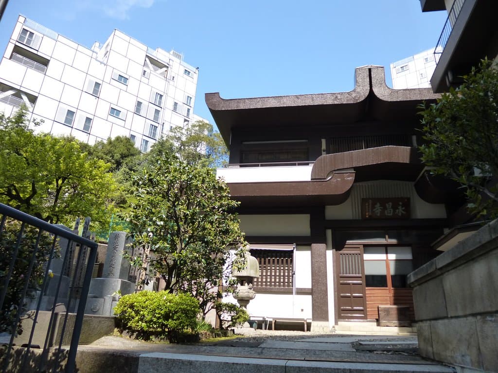 六本木の裏通りにあります