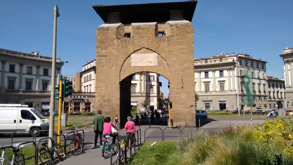 Antigua puerta que se conserva en medio de la ciudad.