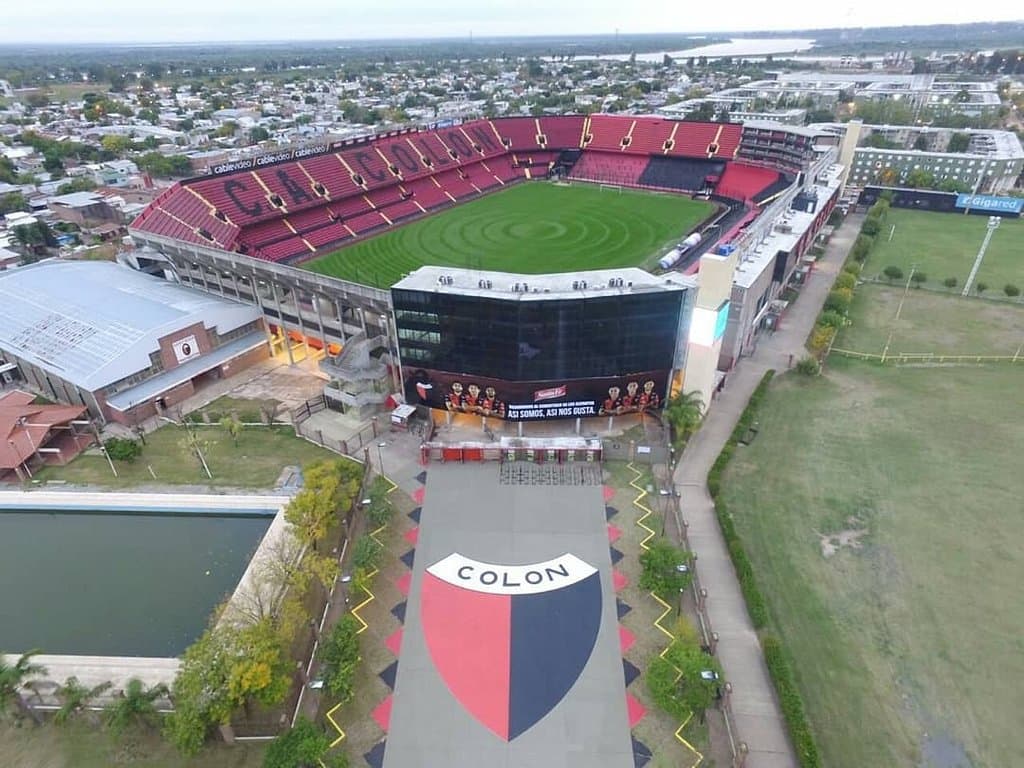 Imponente, legendario y mítico  Estadio, Inaugurado por Eva Perón en diciembre de 1947, donde el Santos de Pele perdio su invicto de 43 partidos, donde la Selección Nacional  Argentina que venia de obtener su mayor logro internacional hasta ese momento, habiendo salido campeón de la "Copa 4 Naciones 1964"  fuera derrotado por Colón por 2 a 0 y también donde el Peñarol de Montevideo  multicampeon cayó derrotado, como tantos otros campeones a lo largo de su historia