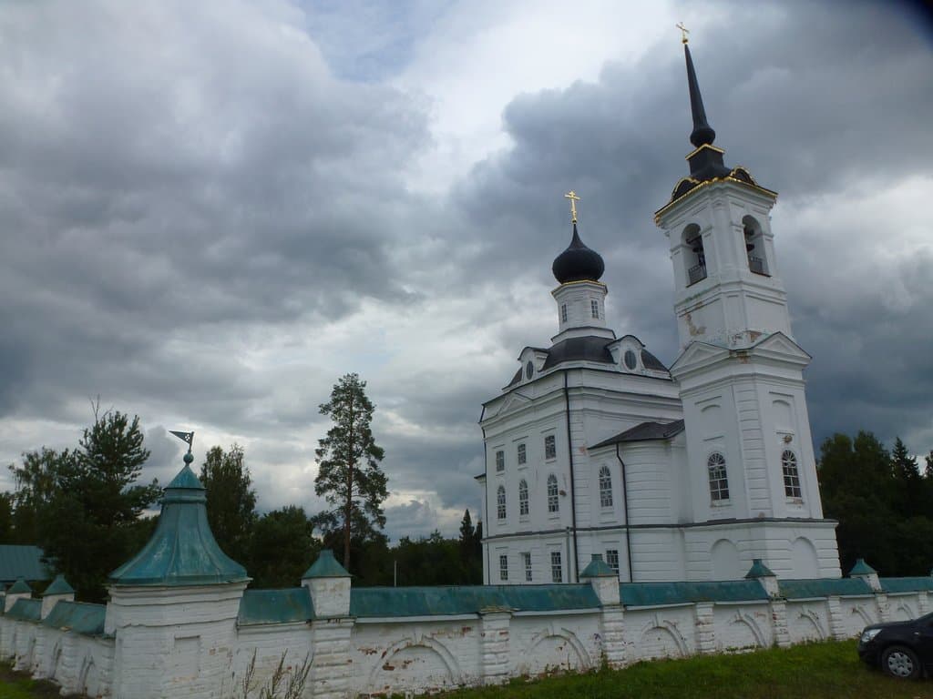 Церковная ограда прочна и неприступна...