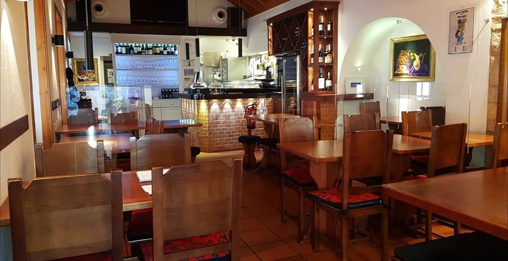 Sala
Mesas com placas de acrílico para proteção dos clientes
