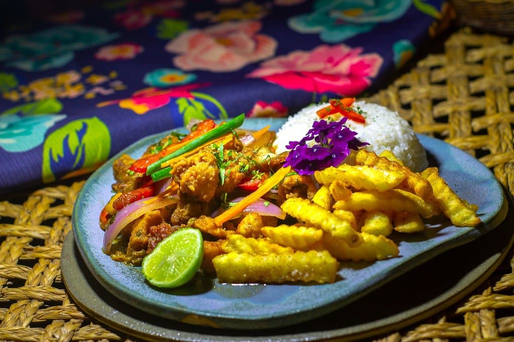 Saltado de corvina con conchas y calamres, estilo clasico salteado al wok con pisco y aji amarillo