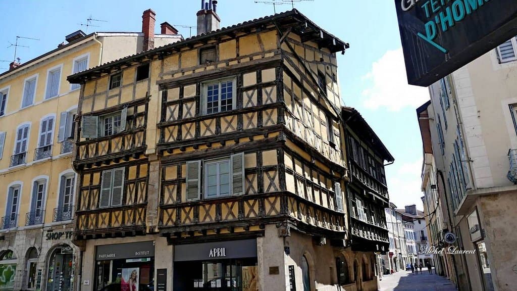 Demeure HUGON  la maison de bois BOURG en Bresse