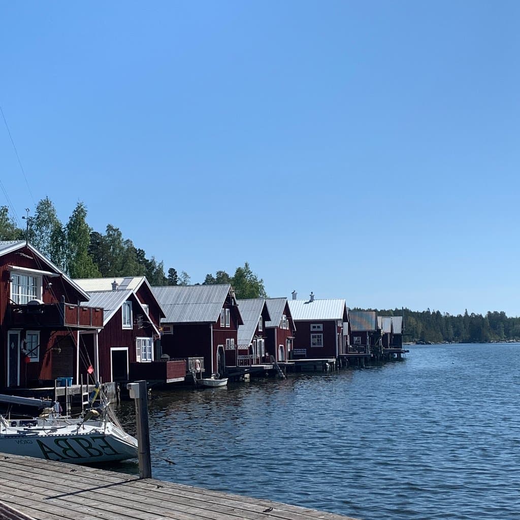 Vackra vyer utanför butiken. Perfekt att strosa runt i lugn och ro. Finns både möjligheter till glass och god mat bredvid butiken. 💫