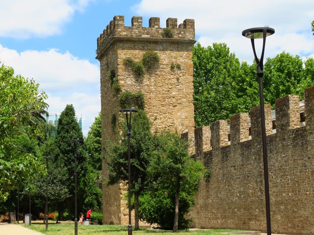 Le mura con sottostante parco (lato esterno) nei pressi della porta
