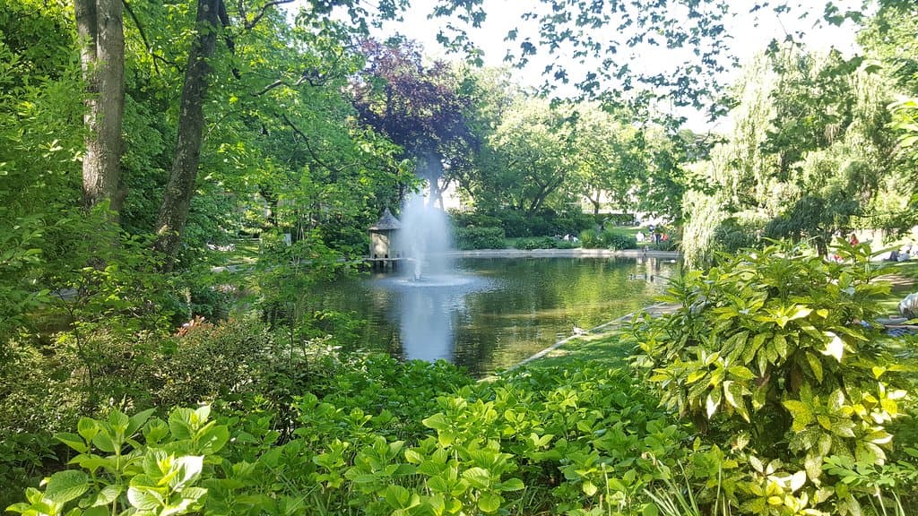 A la découverte de notre ville --- Toulouse -- Le  parc et ses jets d'eau au Jardin Royal .20.06.20
