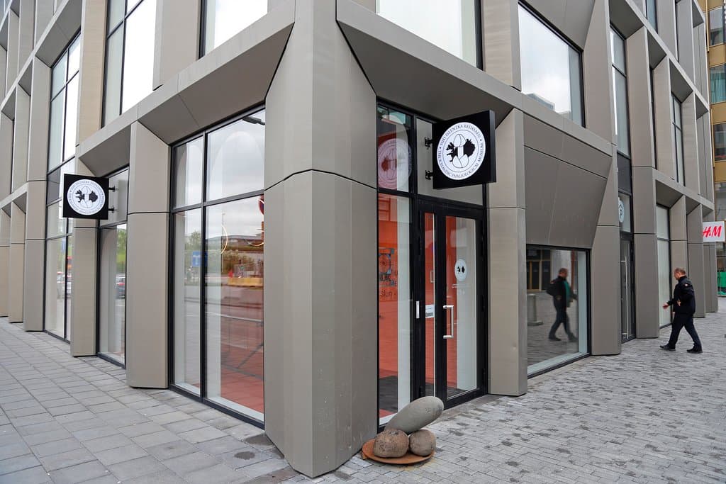 Entrance on the corner of Geirsgata & Reykjastraeti