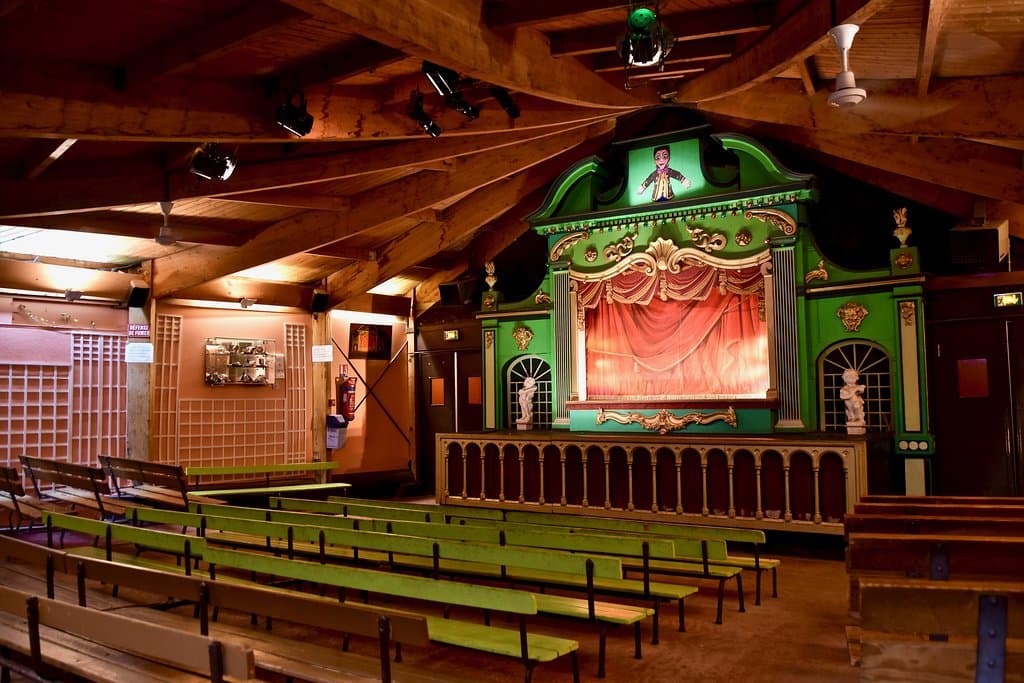 interieur du théâtre au Champ de Mars