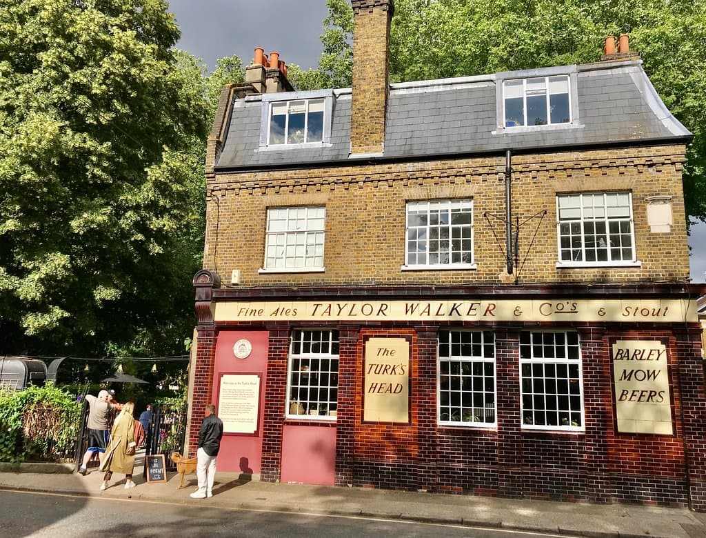 Beautiful historical pub right on Wapping Park. Pick up delicious fare and a courtesy picnic basket and rug and while away a few perfect hours. Ten minutes walk from Tower Bridge and just off the Thames Walk. Last orders 8.30pm.