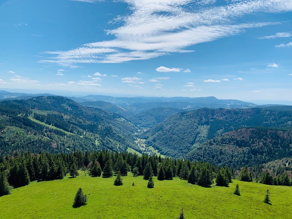 Ein kleiner Fahrstuhl bringt dich in die elfte Etage des Turms. Von dort aus hat man einen herrlichen Blick in die wunderbare Landschaft. Was ein paar Meter Höhenunterschied doch ausmachen können. Ich denke, die Fotos sagen mehr als 1000 Worte.