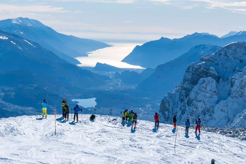 Sci con vista sul Lago di Garda e le Dolomiti di Brenta