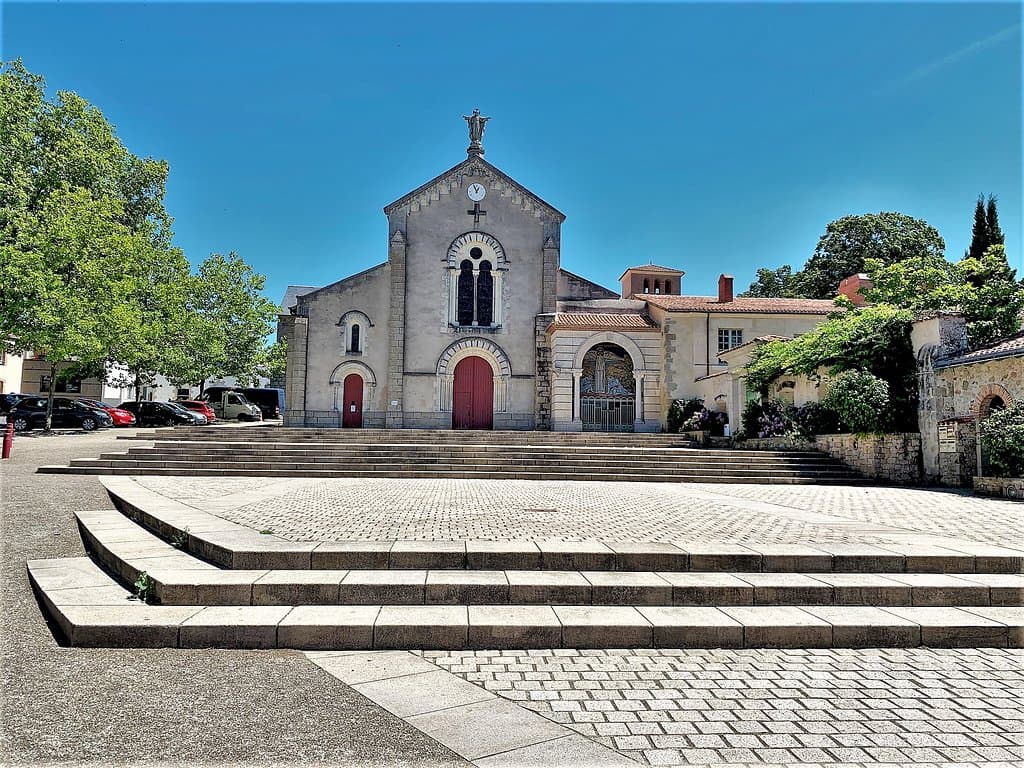 Le quartier est charmant, la place, la Garenne Valentin, l'accès au pieds du viaduc, etc...