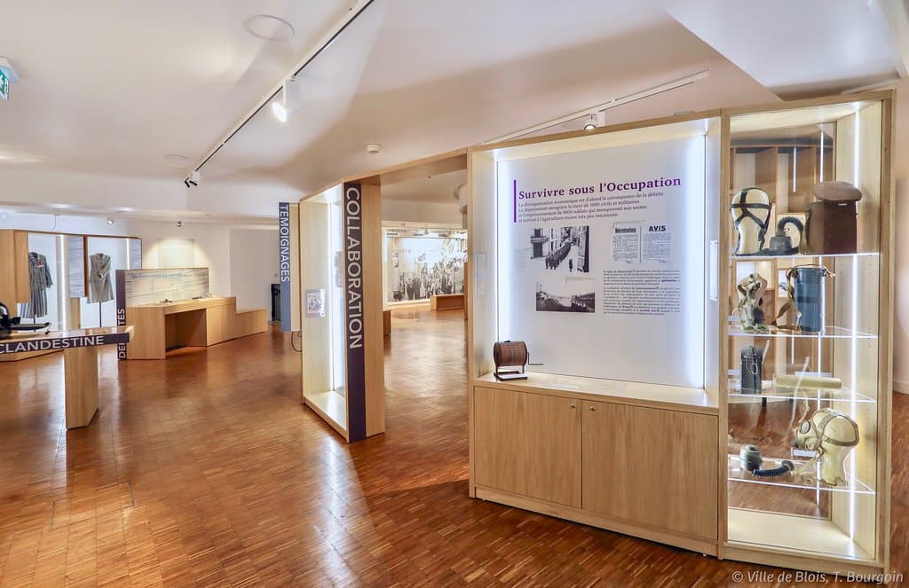 L’espace du Centre est divisé en quatre, avec de nombreux recoins exposant des textes, des affiches et des objets d’époque.