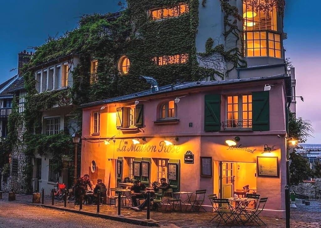 La Petite Maison Rose de Montmartre , vue de nuit / La Petite Maison Rose in Montmartre, night view