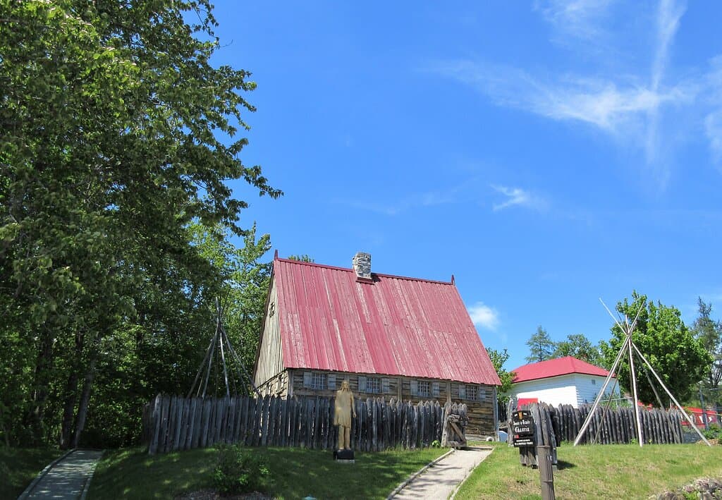 Poste de Traite Chauvin,  157, rue Bord-de-l'Eau.  C'est une réplique du premier poste de traite au Canada érigé à Tadoussac en 1600.