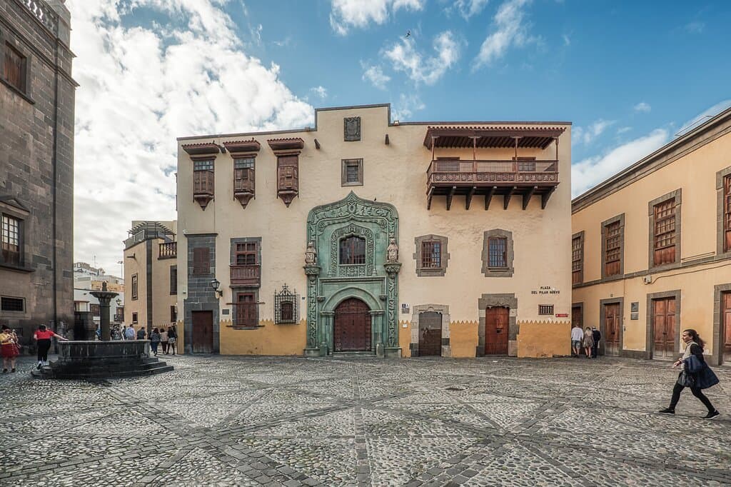 Fachada de la Casa de Colón de la Plaza del Pilar Nuevo (Vegueta). Es la más conocida del edificio, realizada a finales de la década de 1950.
