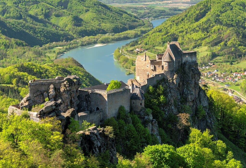 Hier ist die gesamte Anlage der Burgruine in voller Pracht zu sehen. Danke Manni Kostner für dieses Bild.
