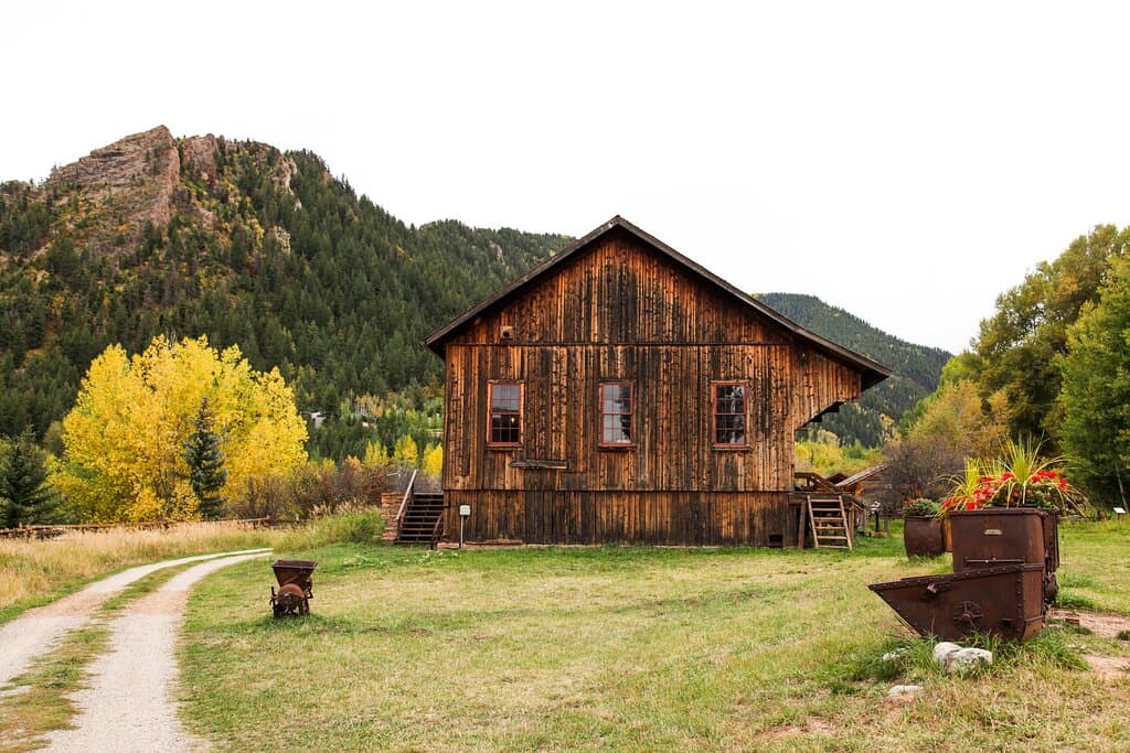 It's almost fall here in Aspen, Colorado and that means golden leaves, the weather changing, and the most beautiful time of year! Here is everything you need to know and our favorite things to do during this spectacular time: https://aspenchamber.org/plan-trip/how-to/enjoy-aspen/seasons/fall