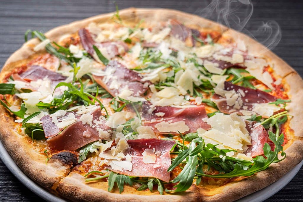 Pizza con rúcula, jamón serrano y virutas de parmesano. ¡ Una Delícia !