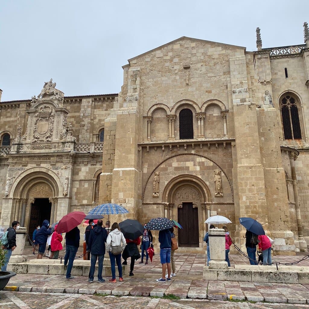 Pero a pesar de la ☔️ y de la bajada de temperaturas así de bien hemos trabajo hoy en León. Conoce León, sus calles, su historia y sus monumentos de mano de guías oficiales oficiales de turismo, jóvenes apasionados por su tierra que cada día salen a realizar de su pasión su trabajo. Visita nuestra web y verás todas las propuestas que tenemos.  www.leonesatours.com
