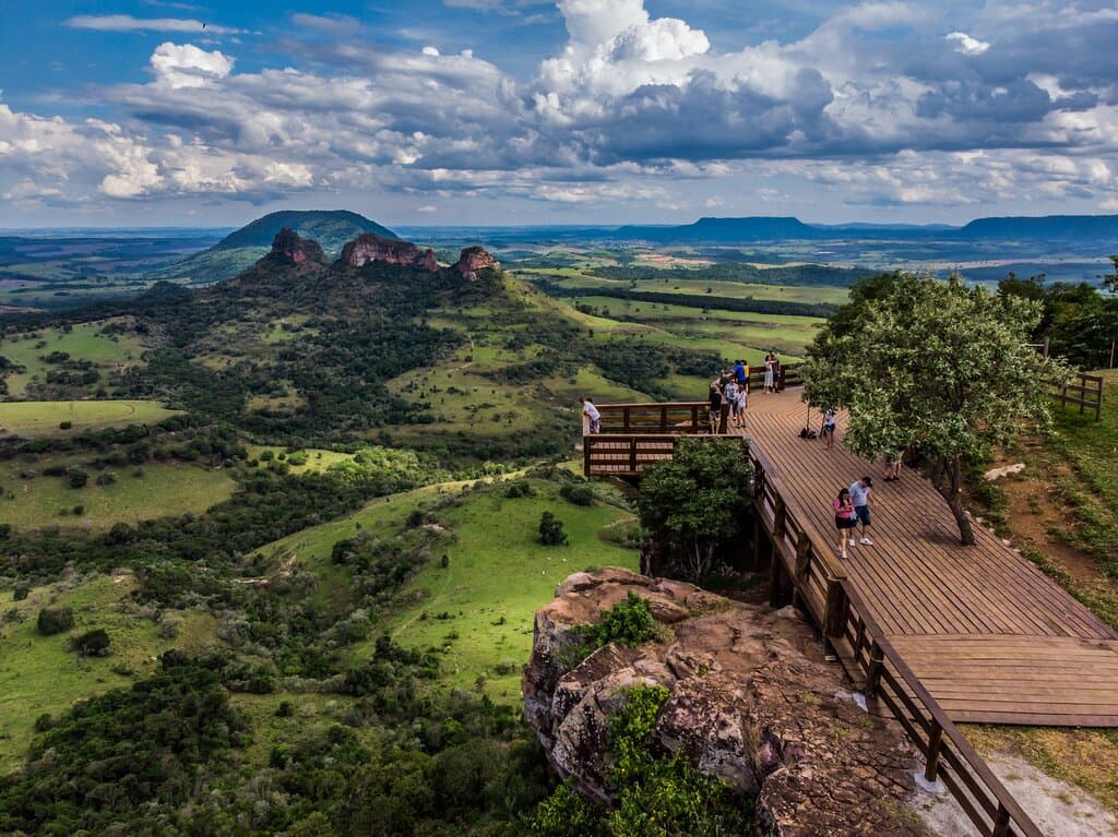 Deck Mirante com vista privilegiada para as Três Pedras  A entrada no recinto é gratuita, para visitar o Deck Mirante e a Trilha é 10,00 por pessoa, não necessita de agendamento.