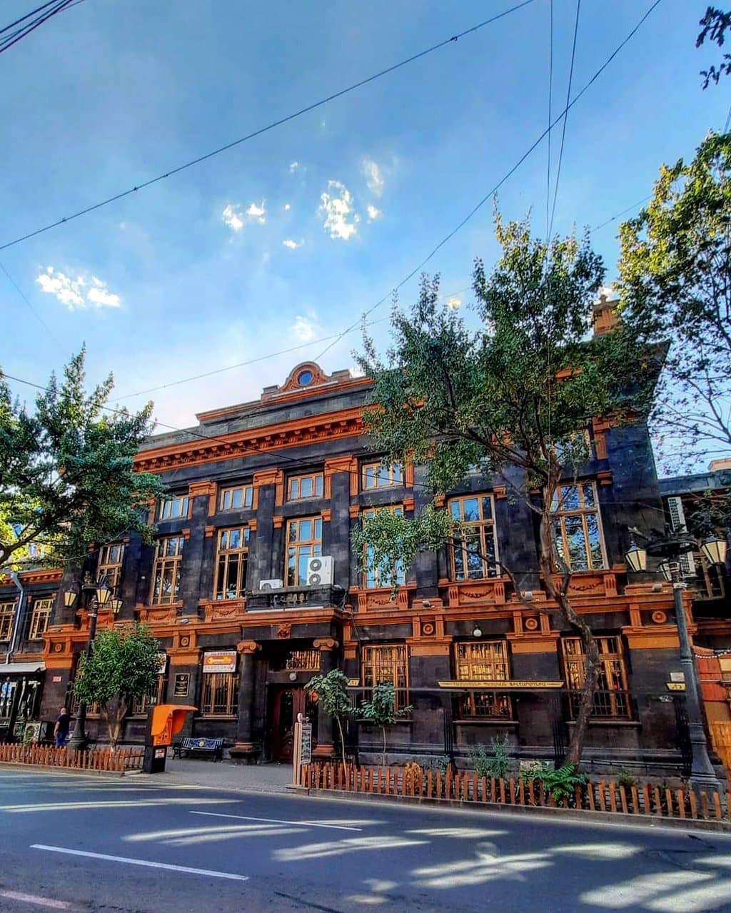 Концертный зал имени Арно Бабаджаняна расположен в центре Еревана на улице Абовяна. Здание, где располагается зал, было построено в 19-ом столетии и до 1921 года использовалось как образовательное учреждение. После 1921 года в здании разместился Малый Филармонический Концертный зал, который впоследствии стал носить имя выдающегося армянского композитора Арно Бабаджаняна.