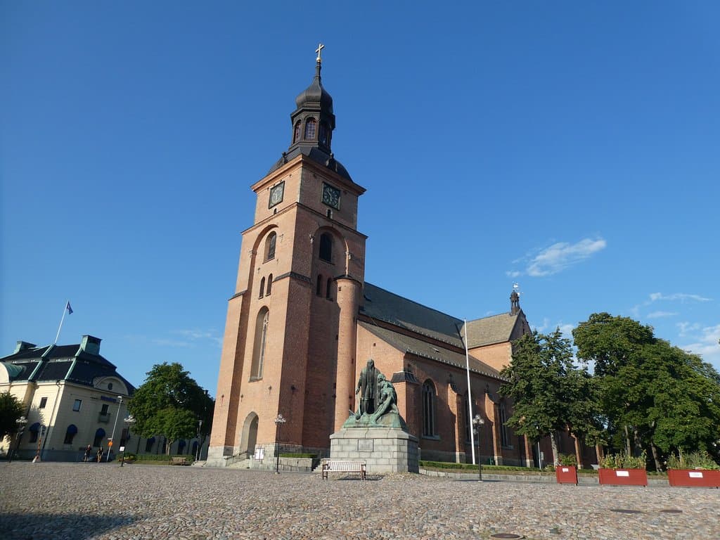 Kristine Kyrka med Engelbrektmonumentet framför i Falun