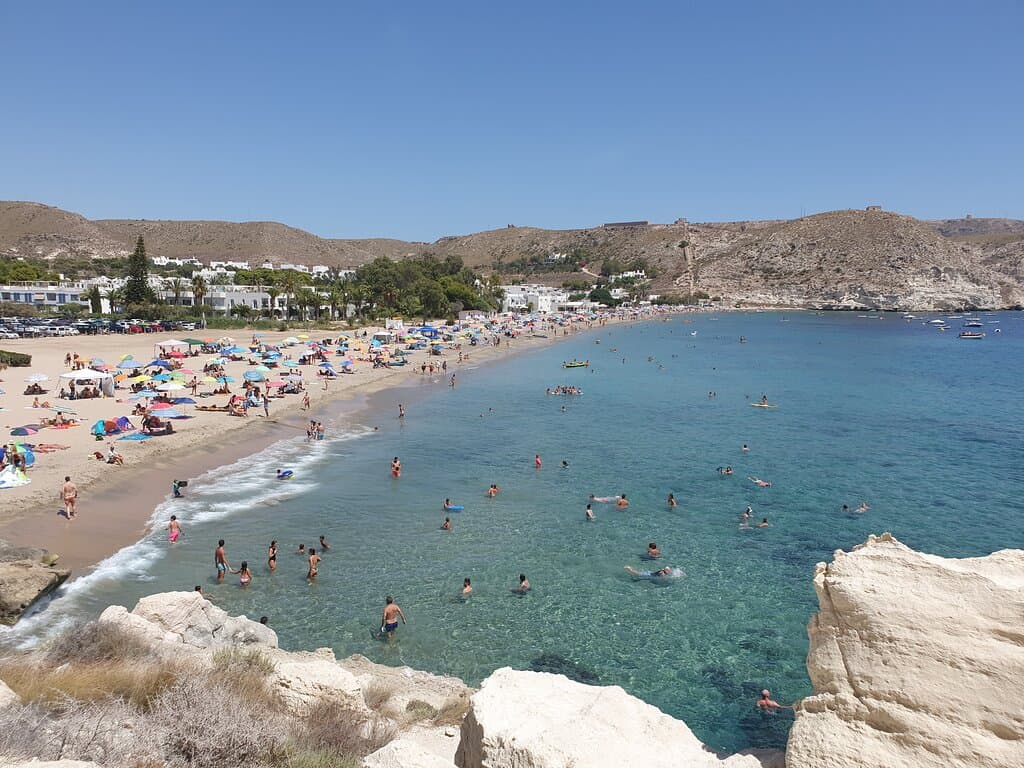 Vista de la otra parte de la playa y de parte del pueblo