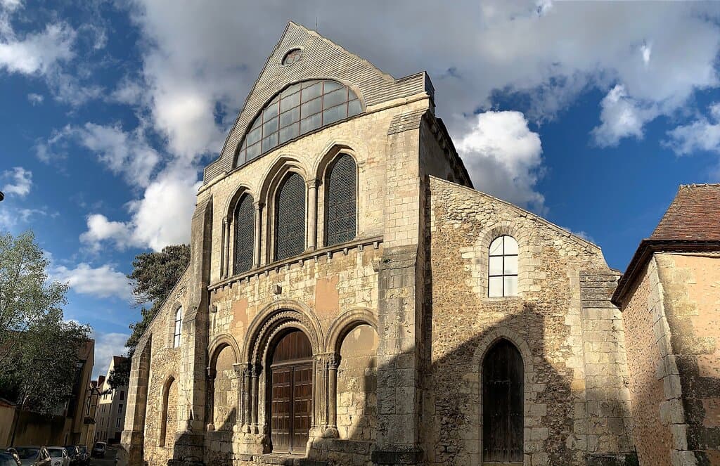 L'histoire de cette collégiale est terrible, la révolution française et les années qui l'on suivi a détruit un joyau. L'arche du chœur au dessus de l'Eure et la deuxième arche pour la chapelle de la vierge, était une architecture originale qui prête à rêver. Faute de mieux, la balade au bord de la rivière, affluent de la Seine, est agréable. Il est dommage de ne pas rendre plus accessible ce genre d'endroit.