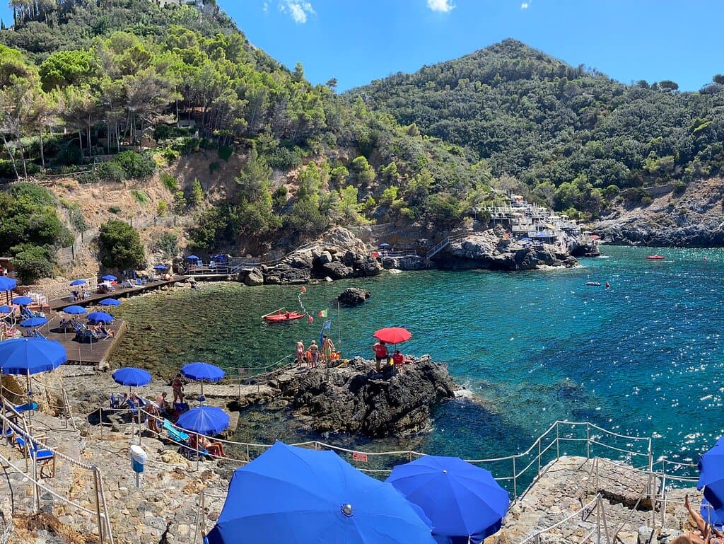 Caletta bellissima con sevizio spiaggia bar e ristorante! 
