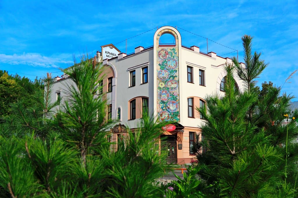 Фасад здания украшен прекрасным керамическим панно ручной работы - самым большим в городе. 