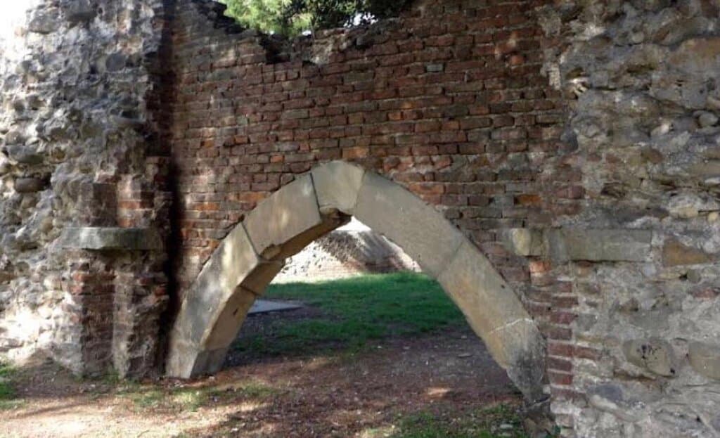 Cosa era visibili prima degli scavi.
