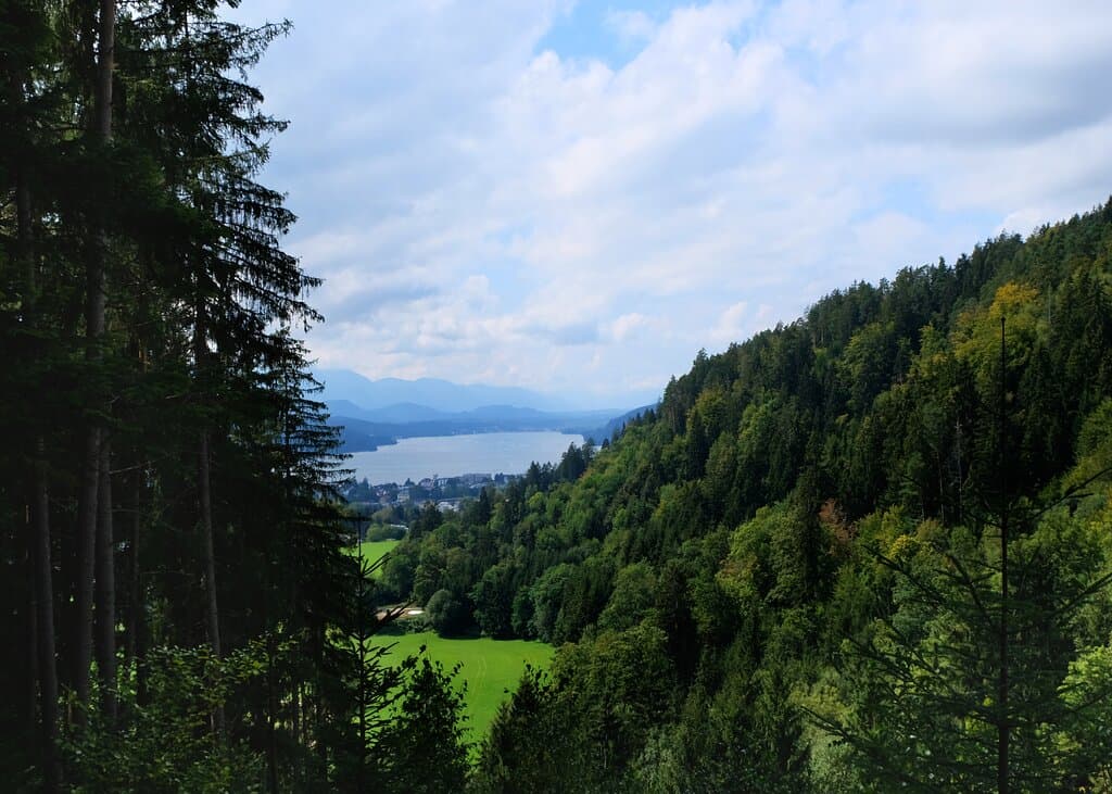 Super toller Blick von Wanderweg auf Wörthersee.