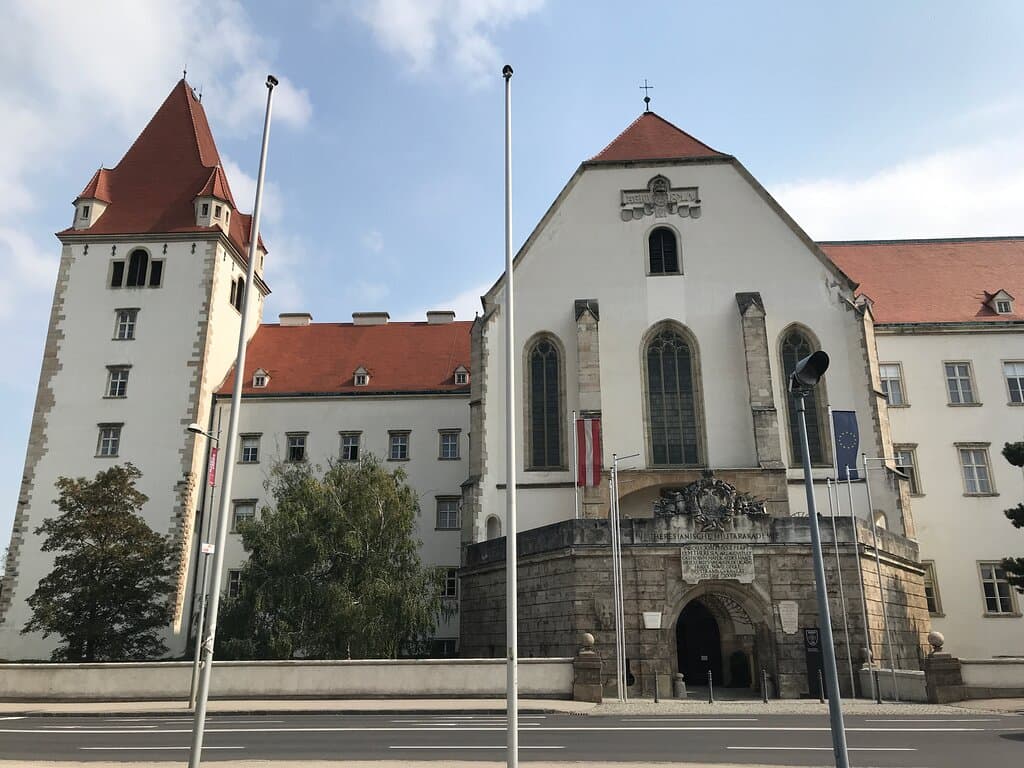 Esta cidade se chama Wiener neustadt e uma cidade linda e bem charmosa, para ver mais fotos de uma olhadinha no meu perfil