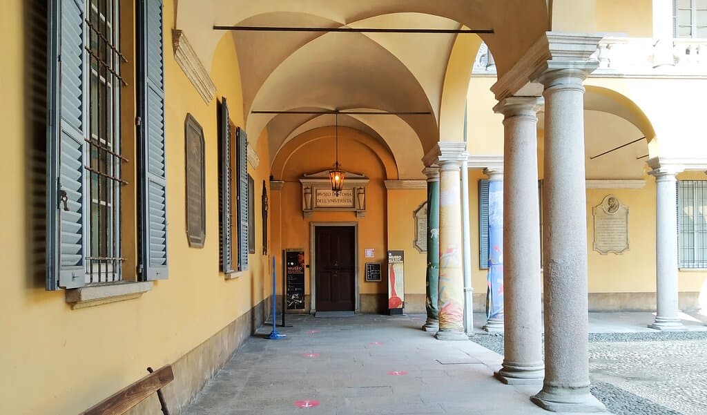 Porticato e ingresso del Museo per la Storia, all'angolo del cortile dei Caduti nel Palazzo Centrale dell'Università