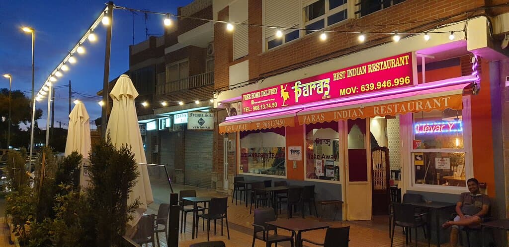 Beautiful evening in an indian street, Paras Indian Restaurant, los Belones
Hermosa tarde en una calle indu, Restaurante indio Paras, los Belones..