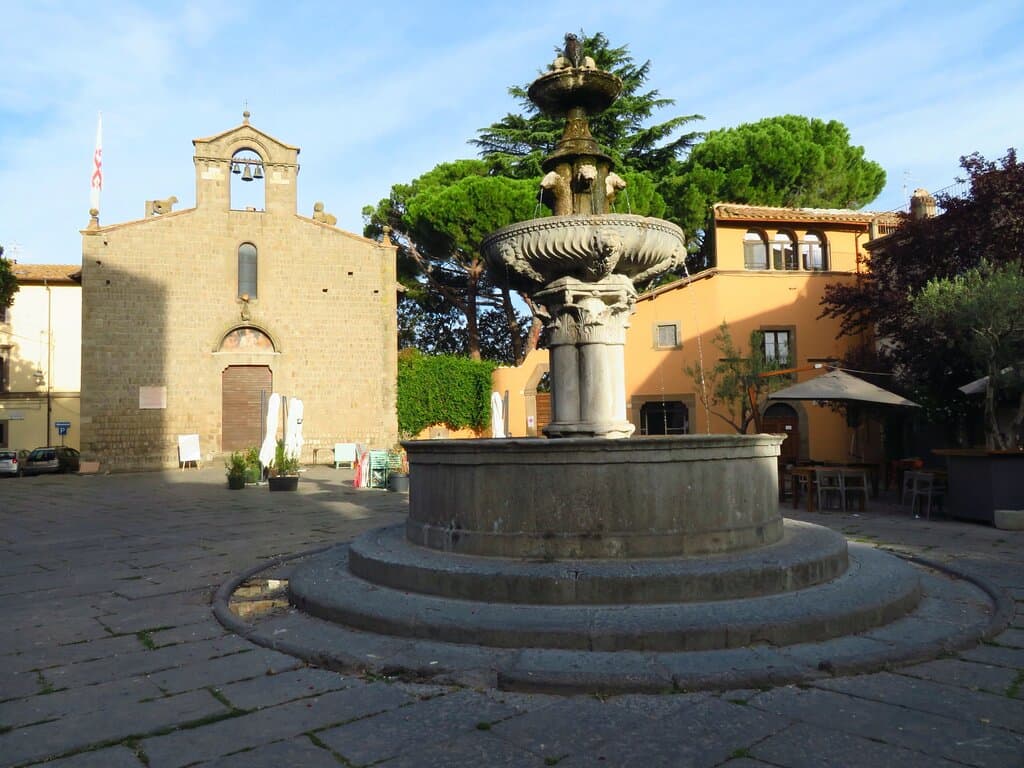 La fontana al centro della piazza e sullo sfondo la chiesa di San Silvestro