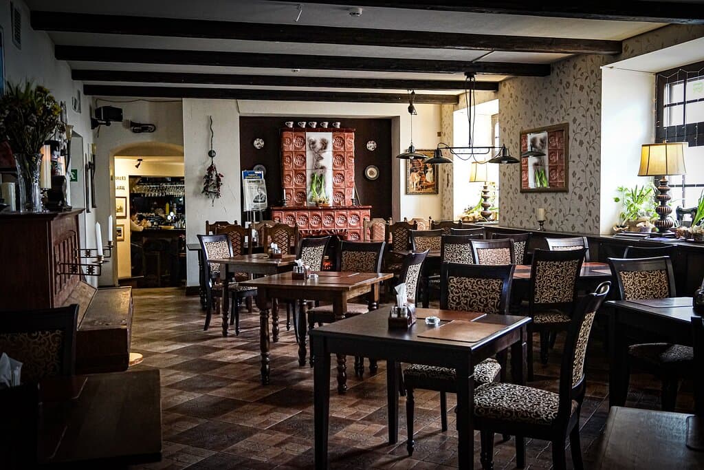 Это наш первый зал с камином и старинным фортепиано.