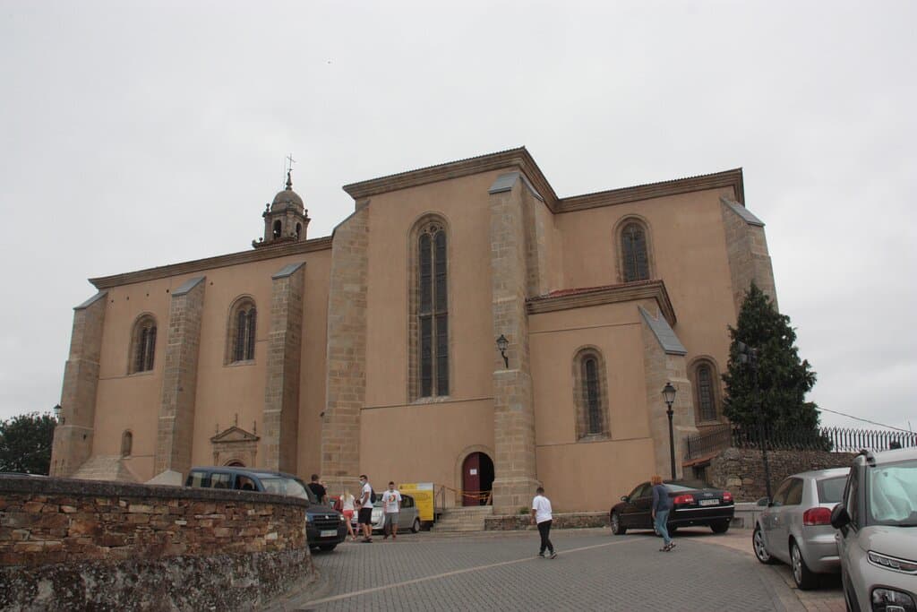 Vista general de la iglesia del  Monasterio de San Vicente Do Pino.