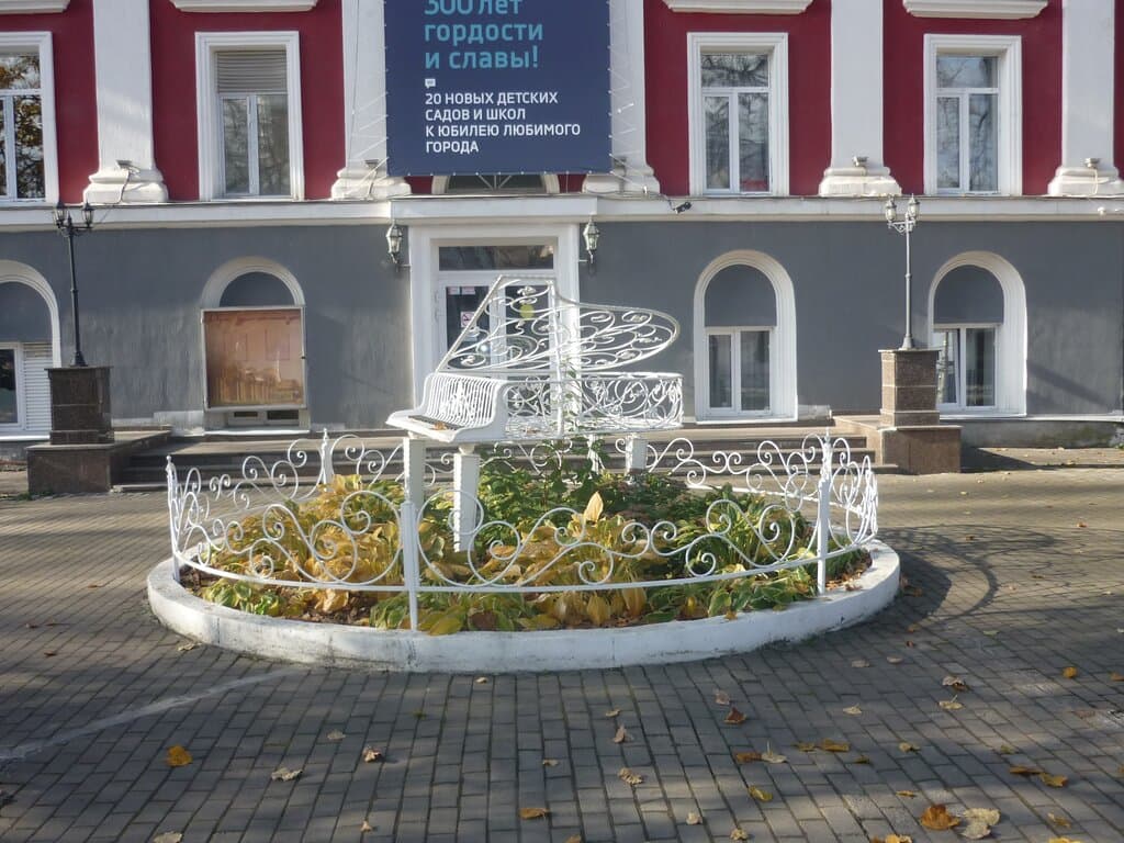 Арт-объект "Рояль". Сибирская, 27а