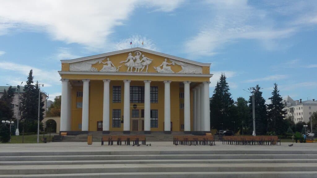 Чувашский драматический театр в Чебоксарах выглядит очень солидно