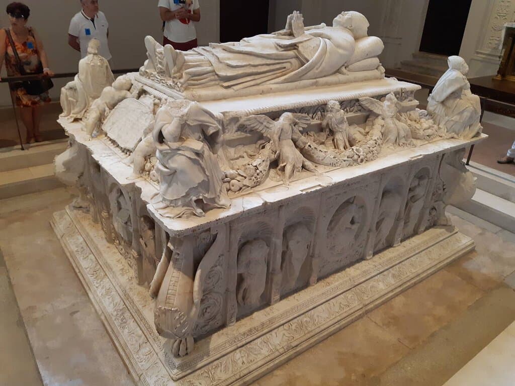 Lo mejor el mausoleo del Cardenal Cisneros