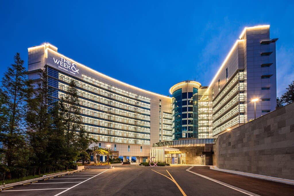 [더위크앤 스토리] 순간이 모여 우리의 삶이 되니까 우리는 종종 한 주의 끝, 'Weekend(주말)'를 기다립니다. 대부분 주말을 좀 더 자유롭고 재밌게 보내니까요. 더위크앤은 당신의 시간에 유니크함과 에너지를 더하기 위해 만들어진 공간입니다. 주중이든 주말이든 상관없이 더위크앤 안에선 특별한 순간을 선물처럼 맞닥뜨리게 될 거예요.