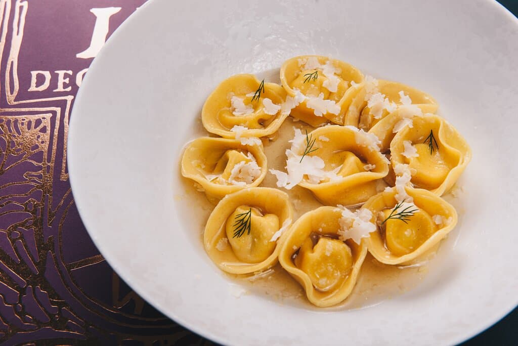 Ravioli di cernia gialla, dashi e cavolfiore